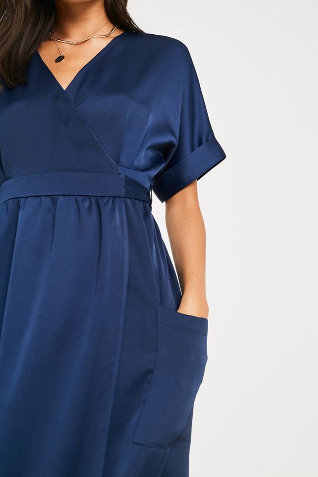 UO - Robe midi portefeuille Gabrielle en satin bleu marine #2