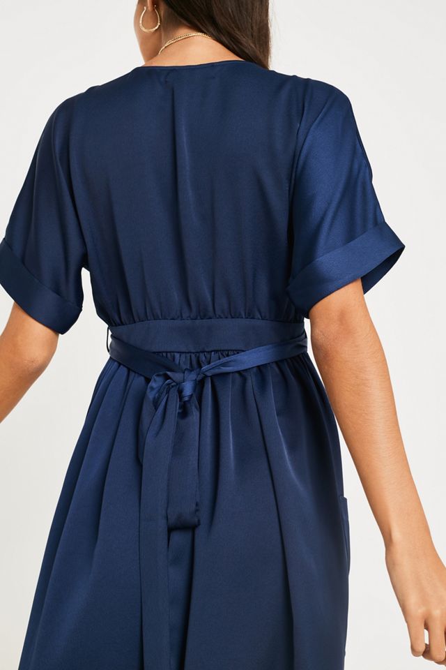 UO - Robe midi portefeuille Gabrielle en satin bleu marine #3