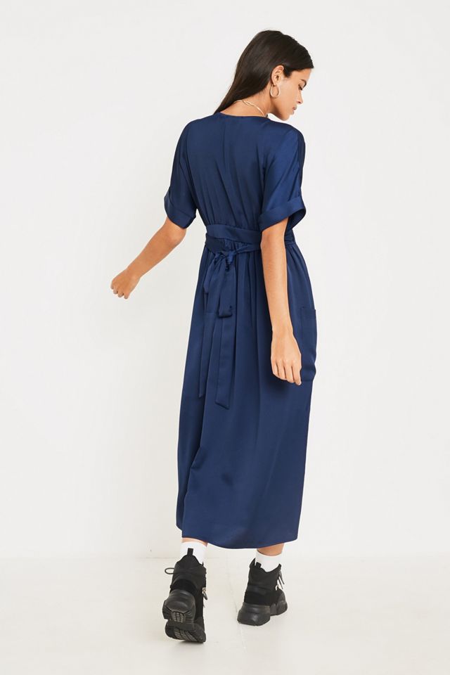 UO - Robe midi portefeuille Gabrielle en satin bleu marine #4