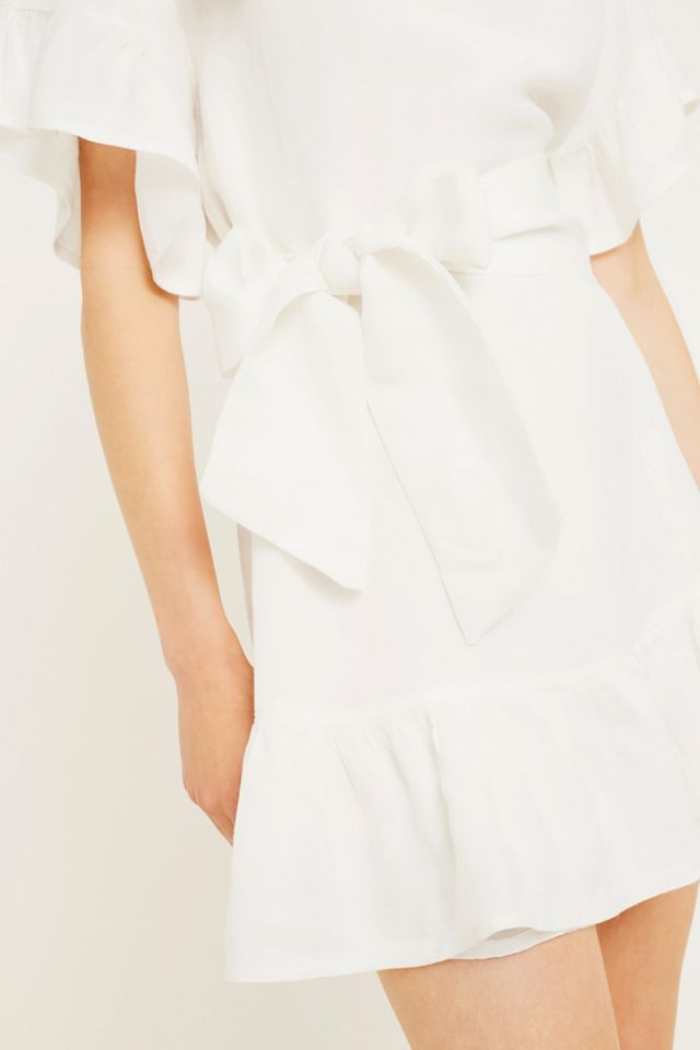 UO - Robe Suddenly Spring ceinturée volantée blanche #1