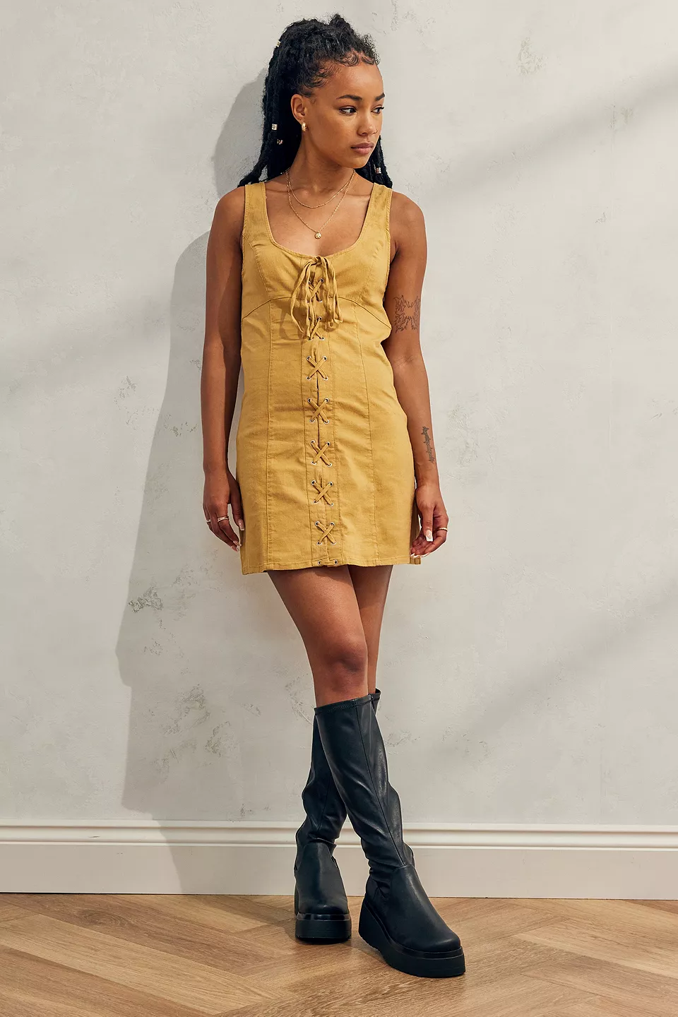 urbanoutfitters.com | BDG – Minikleid „Maddie“ aus Leinen mit Schnürung