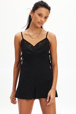 Combinaison Shyla avec bordure en dentelle en taille: XS - Kimchi Blue - Modalova