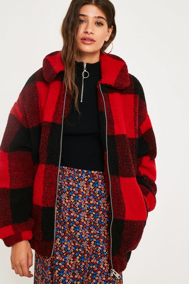 Urban Outfitters – Karierte Jacke aus Teddyplüsch in Rot und Schwarz #1