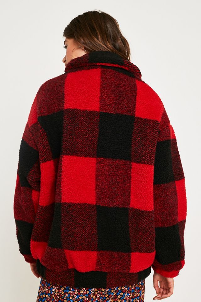 Urban Outfitters – Karierte Jacke aus Teddyplüsch in Rot und Schwarz #4