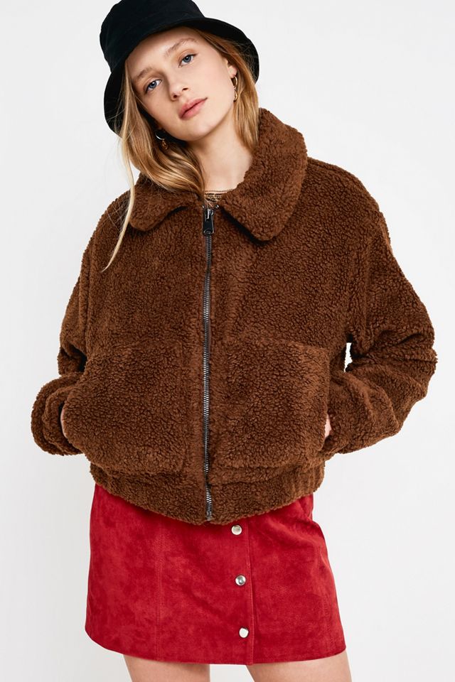 Urban Outfitters – Kurze Jacke aus Teddyplüsch in Braun  #3