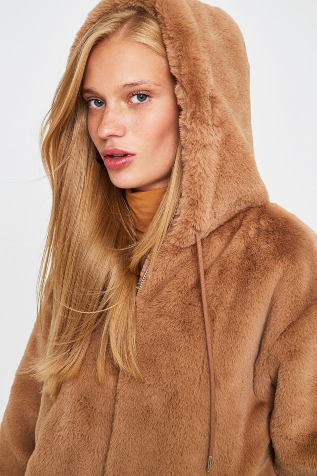 Urban Outfitters – Bomberjacke aus Kunstfell in Hellbraun mit Kapuze #2