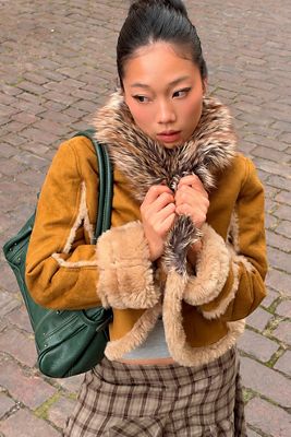 Veste UO Ashleigh asymétrique avec bordure en fausse fourrure