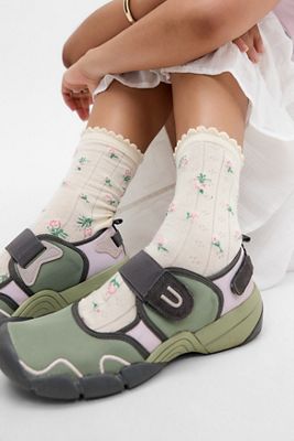 Out From Under Blumensocken
