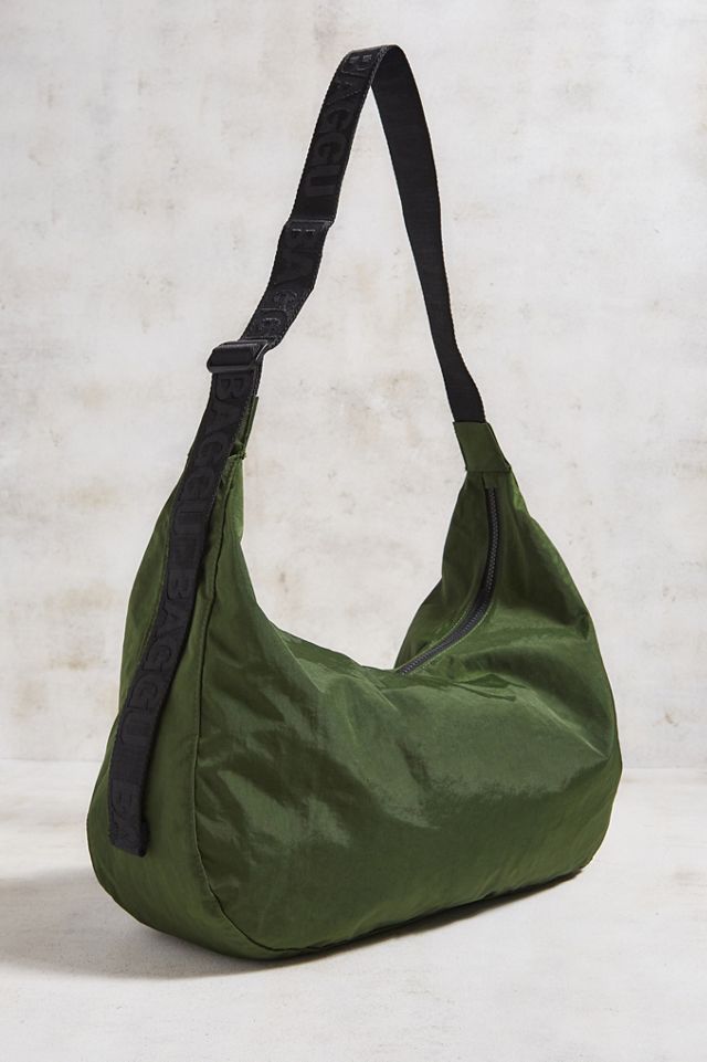 BAGGU Bolso de media luna grande de nailon caqui #1
