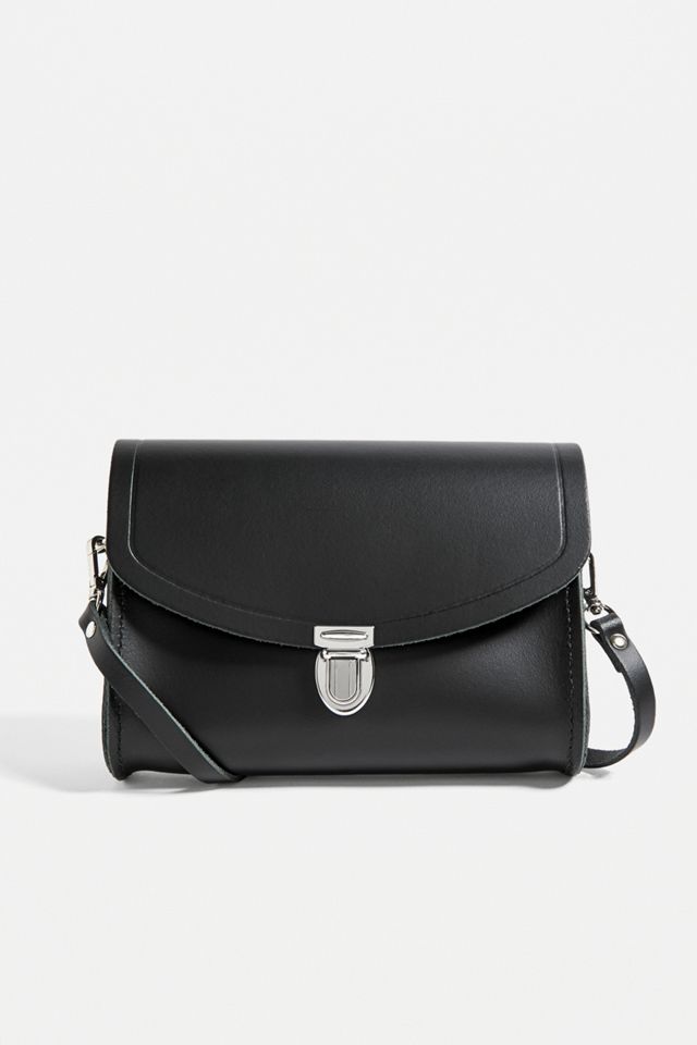 The Cambridge Satchel Company – Umhängetasche in Schwarz mit Steckverschluss #1