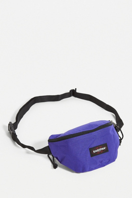 EASTPAK Doggy Bag - Sac Banane 3L Rose Avec Détails Contrastés - Tissu Hydrofuge, Poche De Sécurité Zippée