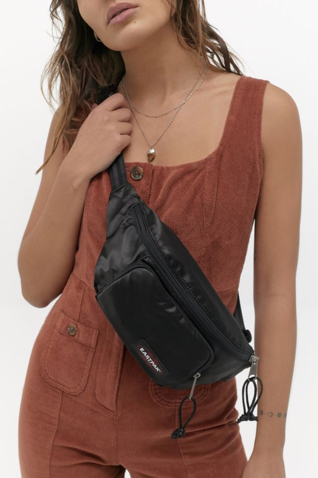 Eastpak Gurteltasche Page aus Satin in Schwarz Urban Outfitters DE