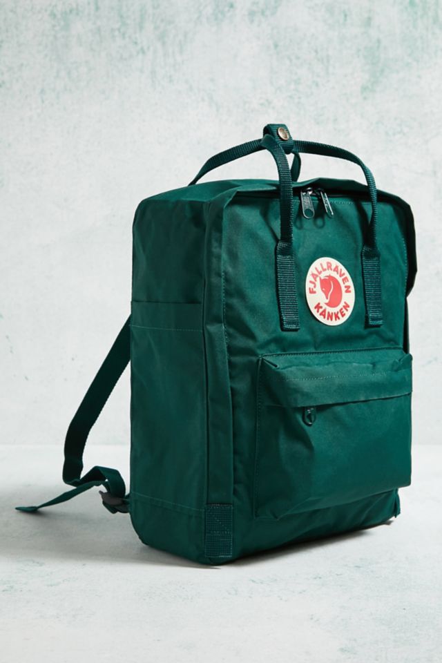 Mochila Kanken de Fjallraven  Urban Outfitters México - Ropa, música,  hogar y accesorios