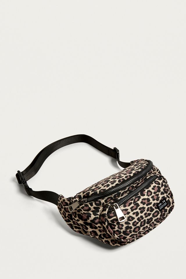 Urban Outfitters – Gürteltasche aus Nylon mit Leoprint #1