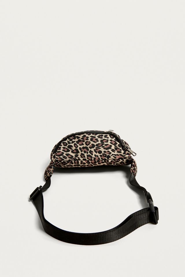 Urban Outfitters – Gürteltasche aus Nylon mit Leoprint #3