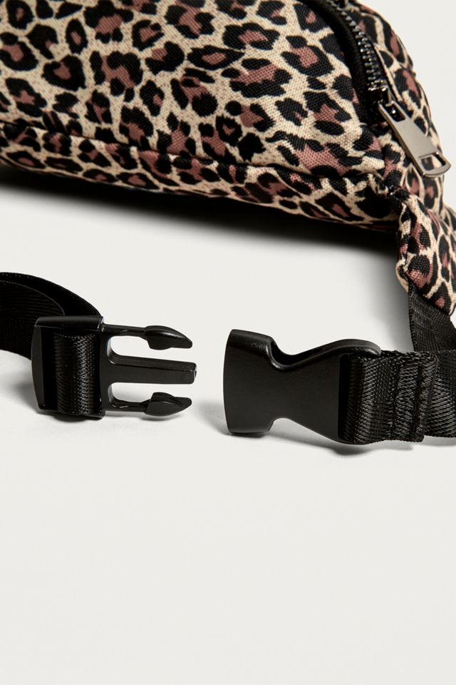 Urban Outfitters – Gürteltasche aus Nylon mit Leoprint #4