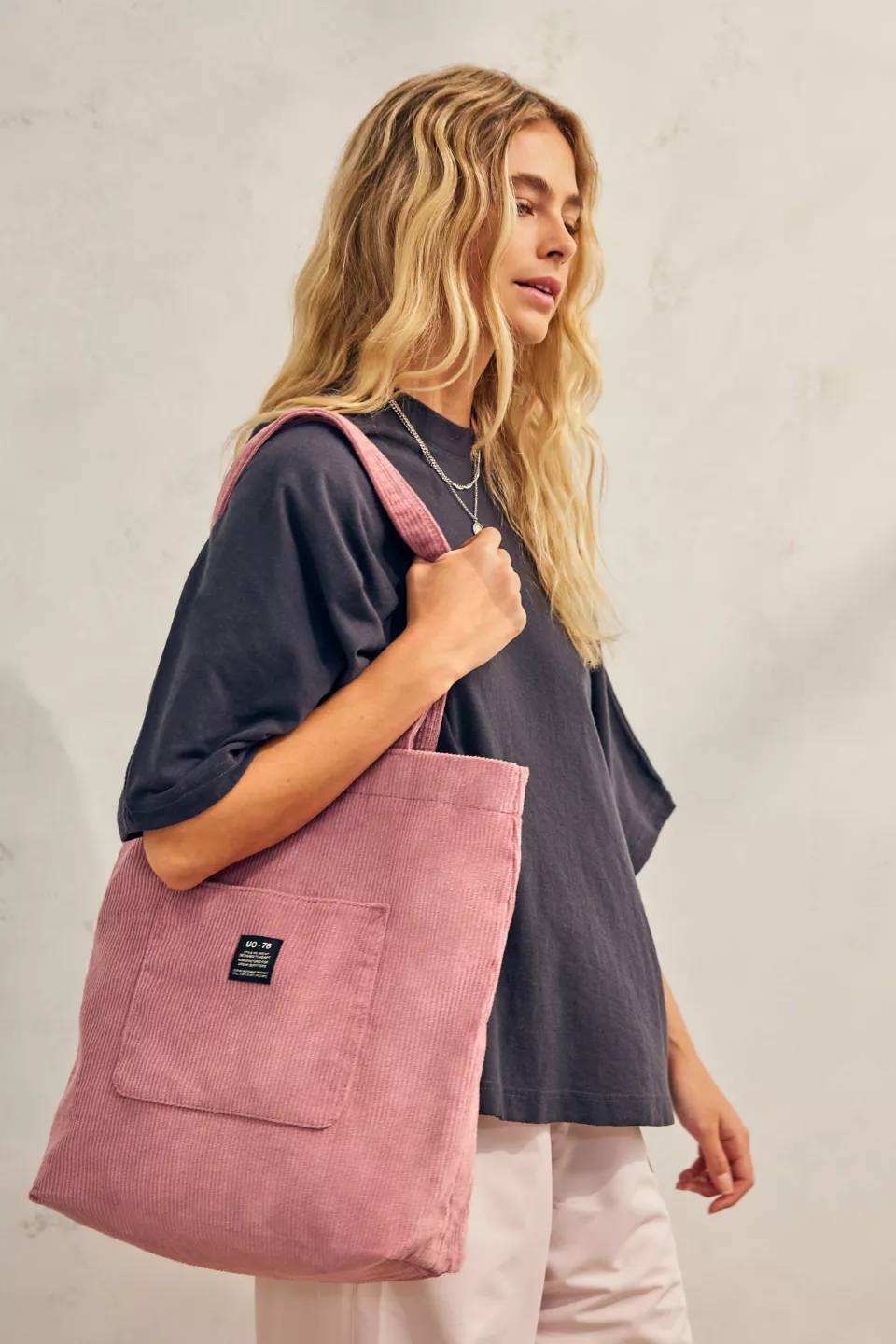 urbanoutfitters.com | UO – Tragetasche aus Cord mit Taschen
