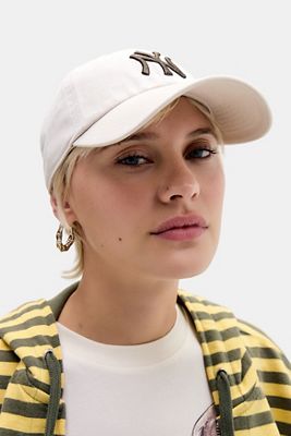 Gorra Clean Up Crema Exclusiva de UO de '47 Brand
