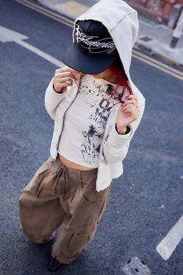 Minga London Ephemeral Kreuz Bestickte Flat Brim Kappe