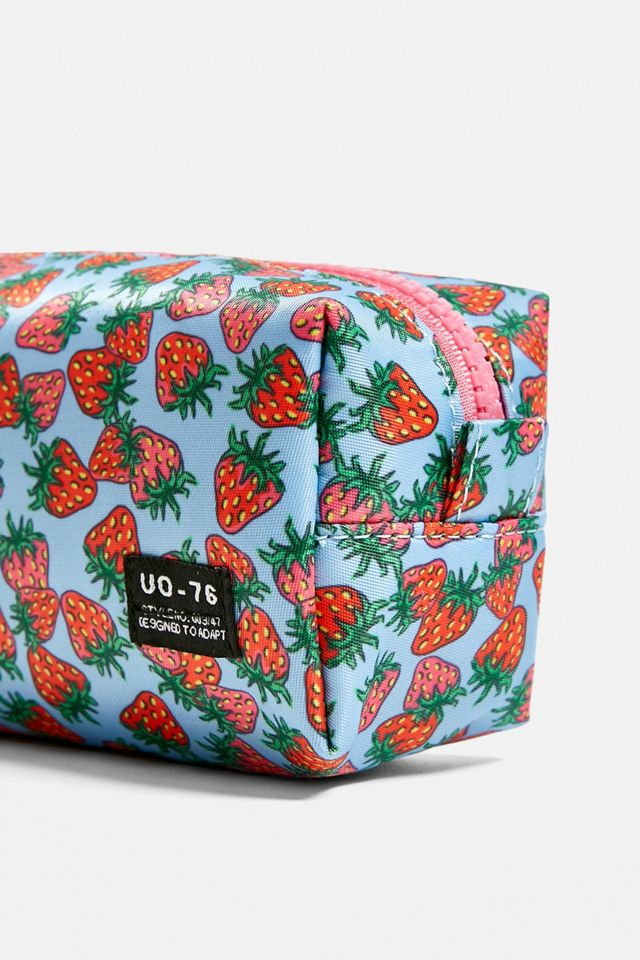 UO - Trousse à crayons en nylon imprimé fraises #1