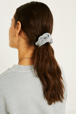 Scrunchie Perruque Gris 22 Pouces - Postiche Synthétique, Cheveux Ondulés, Taille Moyenne