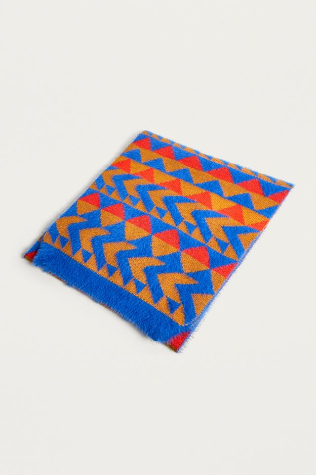 Urban Outfitters – Deckenschal im Geodesign #1