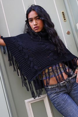 UO Rollkragen Zopfmuster Poncho