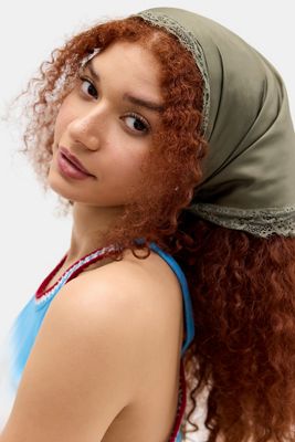 Foulard en satin avec bordure en dentelle triangle UO