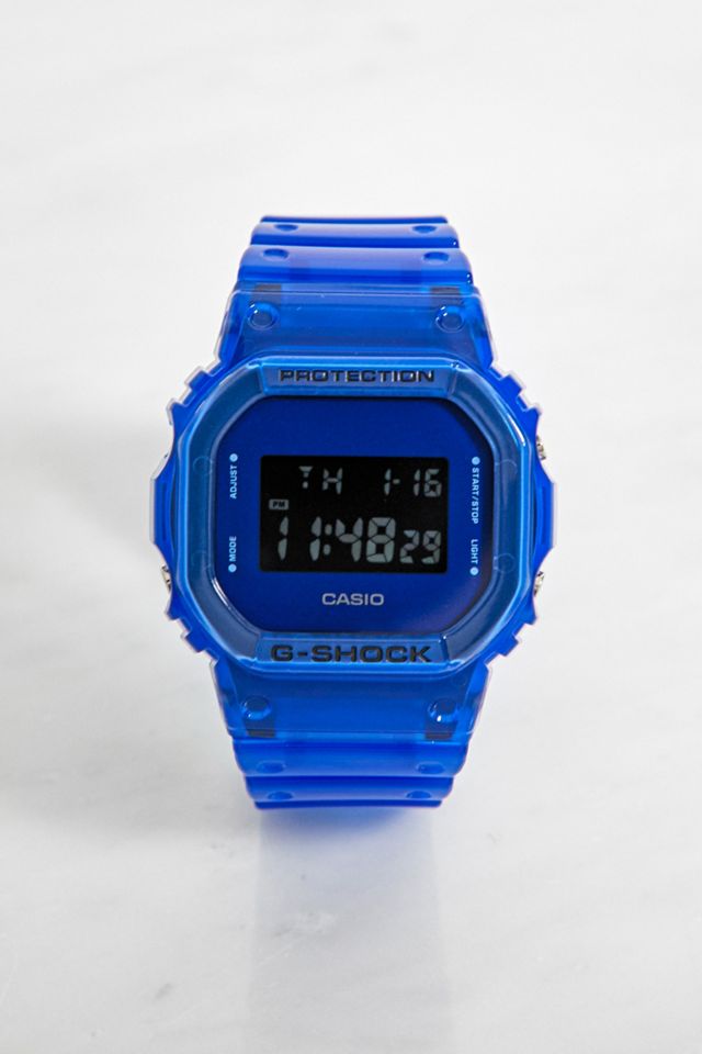 Reloj Casio G-Shock DW5600 Translucent Blue | Urban Outfitters ES