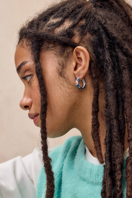 Boucles d'oreilles créoles en émail bleu marine en taille: TAILLE UNIQUE - Silence + Noise - Modalova