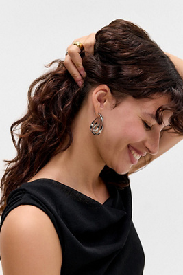 UO Swirl Hoop Earrings - at - Urban Outfitters - Modalova