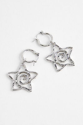UO Swirl Star Hoops - at - Urban Outfitters - Modalova