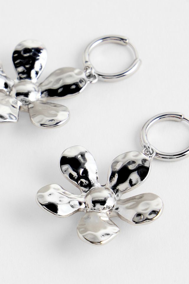 Boucles d'oreilles créoles à fleurs martelées Silence + Noise #2