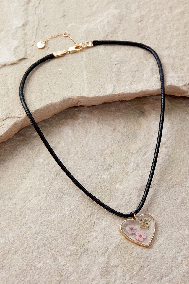 Collar con Dije de Corazón y Flores Prensadas Silence + Noise #1