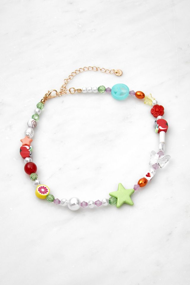 Collier ras de cou à perles et breloques #1