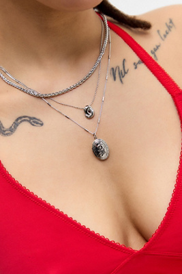 Silence + Noise Chain Circle Pendant Necklace Set - Silver at Urban Outfitters