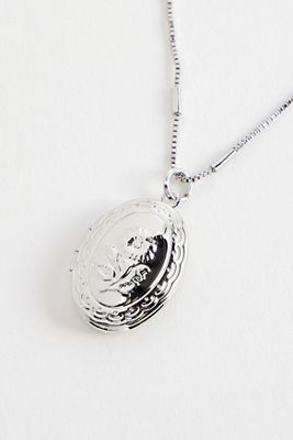Collar con Dije Ovalado Floral Plateado Silence + Noise