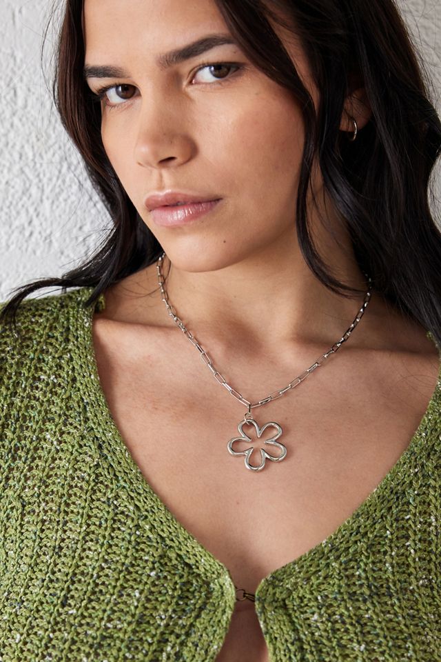 silence-noise-outline-flower-chain-pendant-urban-outfitters-de