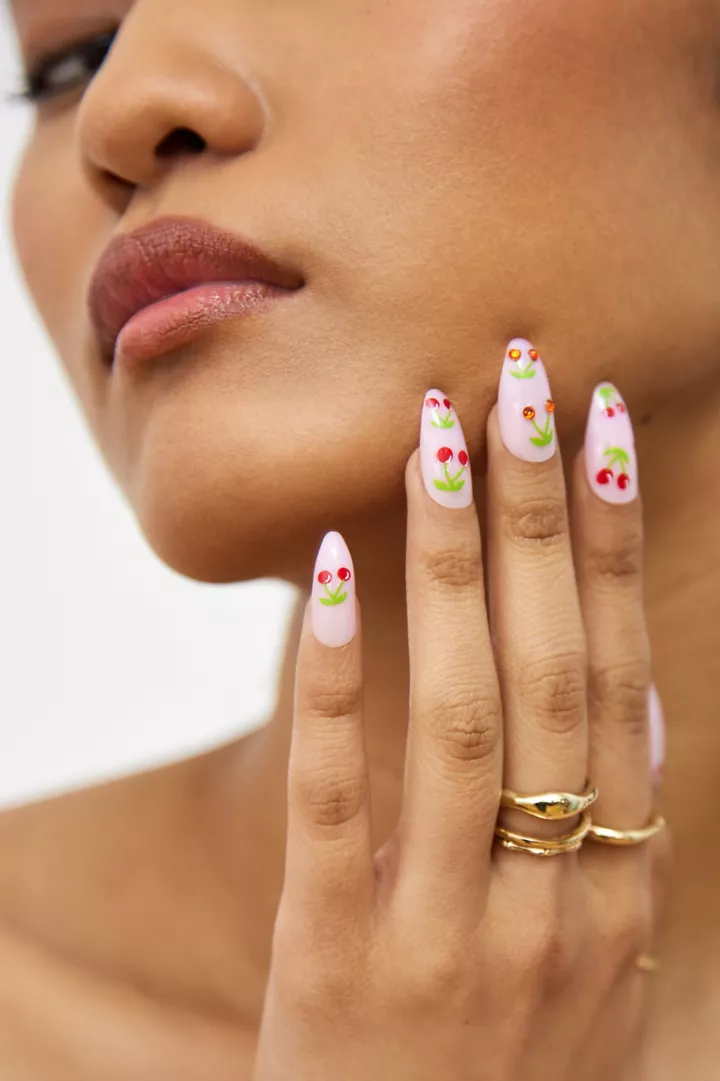 urbanoutfitters.com | PaintLab – Kunstnägel „Cherry Bomb“