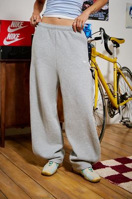 Joggers larghi in pile Studio a peso medio Nike