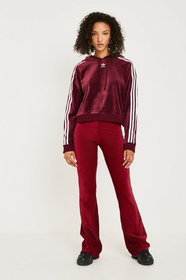 adidas Originals Gekurzter Hoodie aus Velours in Weinrot Urban Outfitters DE