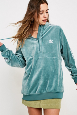 adidas Originals – Sweatshirt aus bequemem Velour mit kurzem Reißverschluss  | Urban Outfitters DE