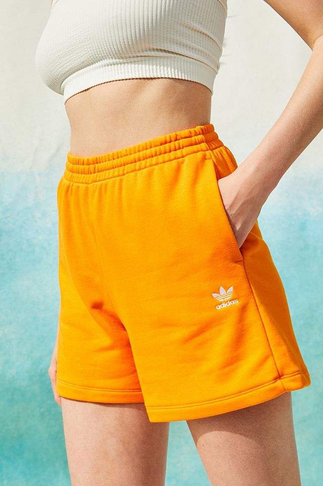 urbanoutfitters.com | adidas – Frottee-Shorts „Adicolor Essentials“ in Orange