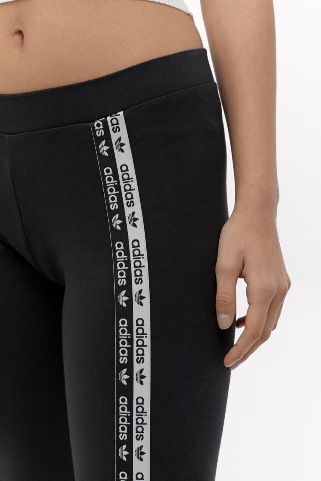 adidas Originals Leggings mit Streifen Urban Outfitters DE