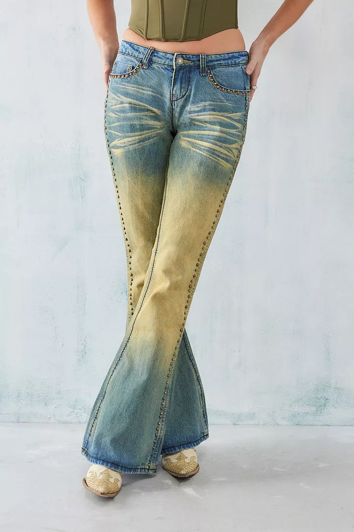 urbanoutfitters.com | Jaded London – Verwaschene, ausgestellte Jeans mit niedriger Taille