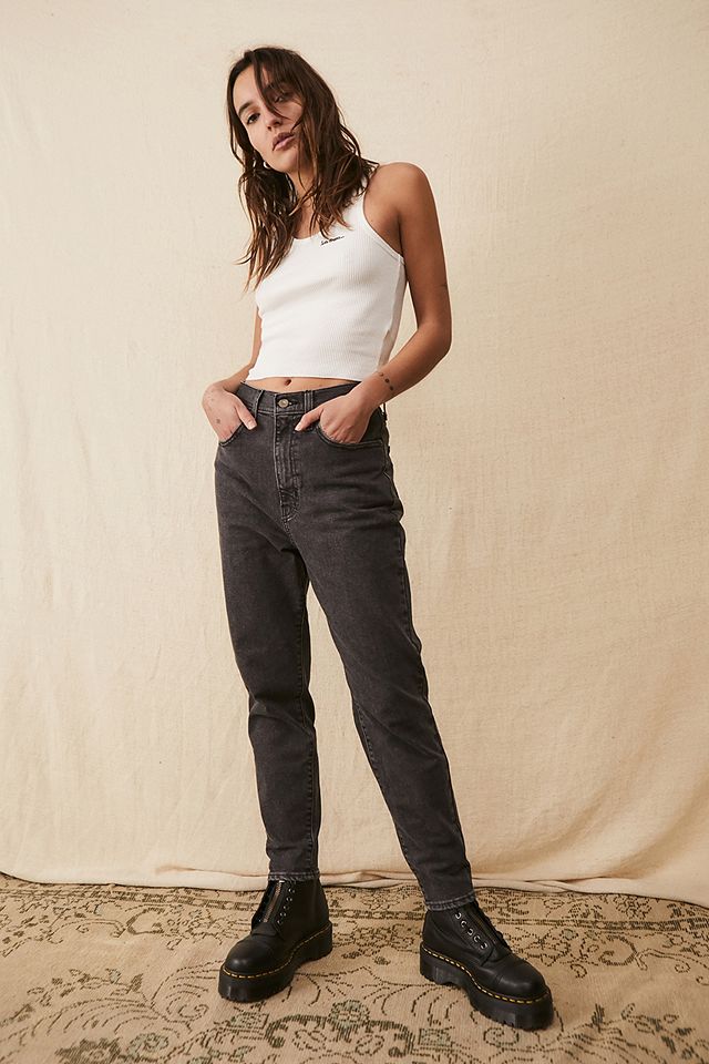 Levi's Black High-Waisted Mom Jeans | Urban Outfitters UK