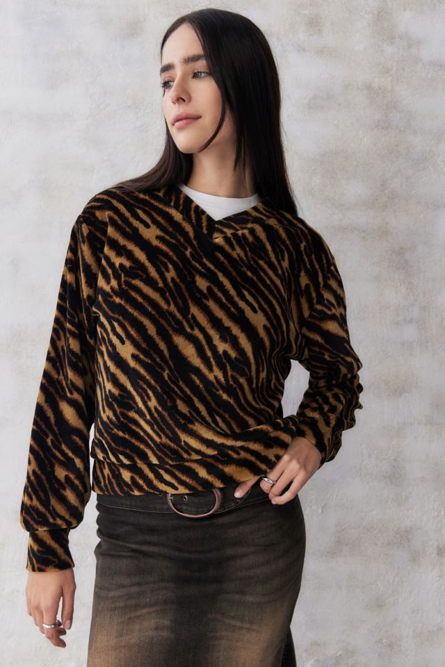 Levi's Half Moon Tiger V-Neck Sweatshirt | Urban Outfitters UK
