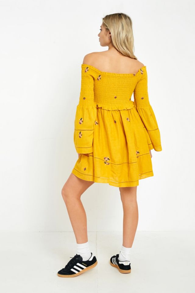 Free people counting sales daisies