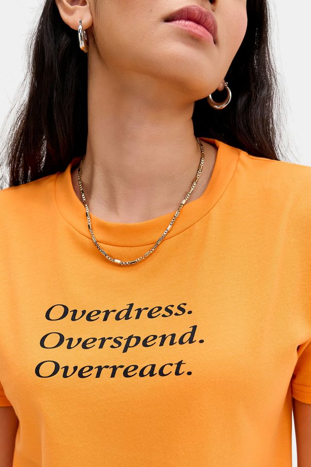 T-shirt UO Overdressed a taglio boxy con slogan #1