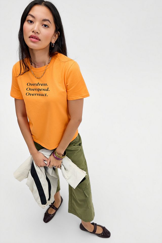 T-shirt UO Overdressed a taglio boxy con slogan #2